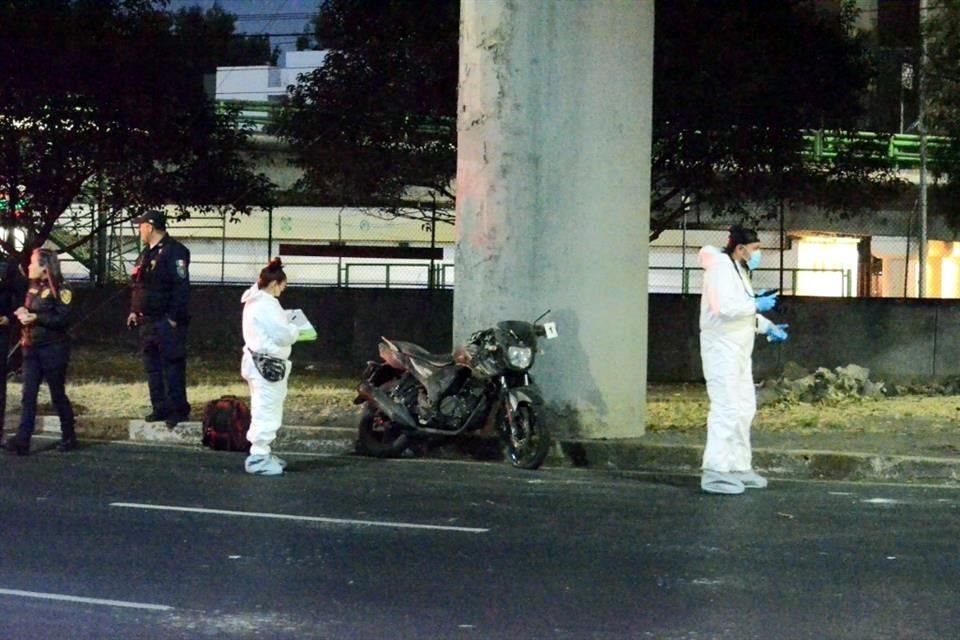 Un joven que circulaba a bordo de una motocicleta falleció tras sufrir un accidente la madrugada del domingo en la Alcaldía Coyoacán.