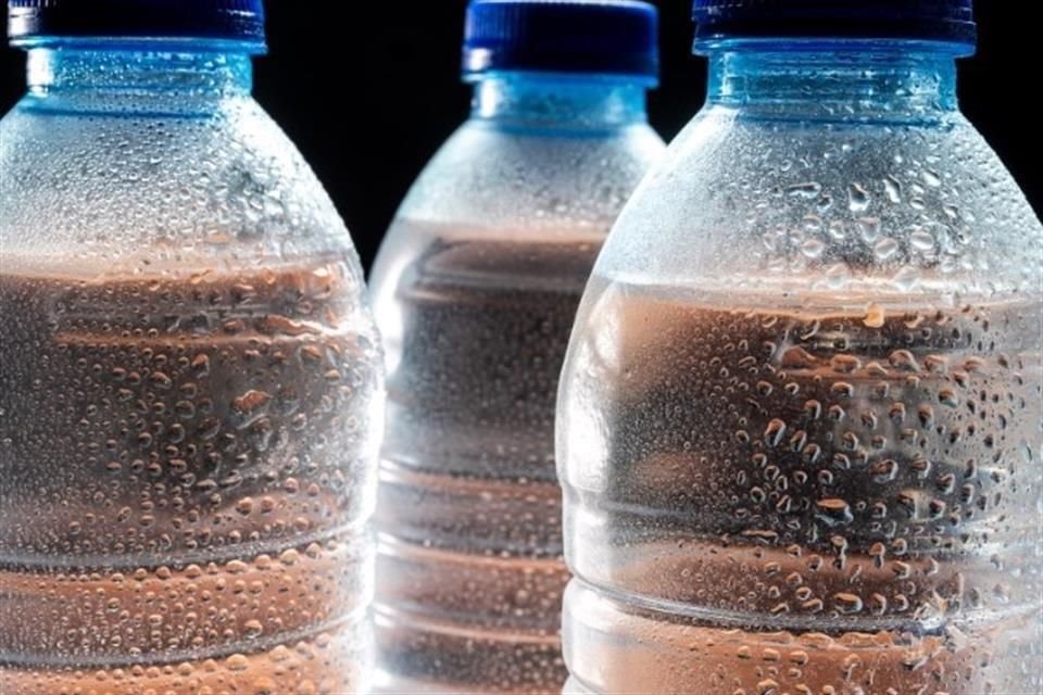Consumir agua fría también sirve para mantenerse bien hidratado.