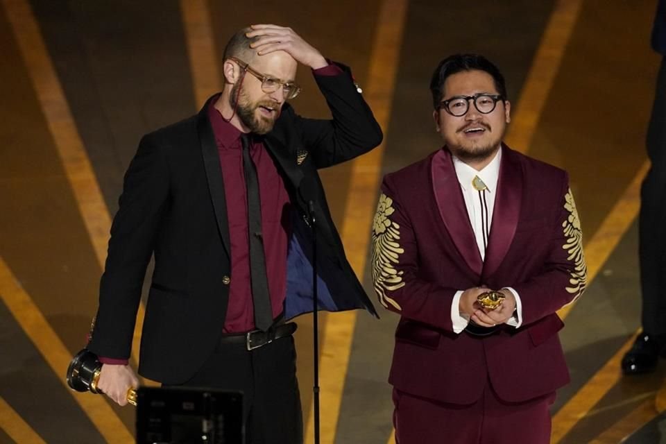 Daniel Scheinert y Daniel Kwan, realizadores de 'Todo en Todas Partes al Mismo Tiempo' se llevan el Óscar a Mejor Director.