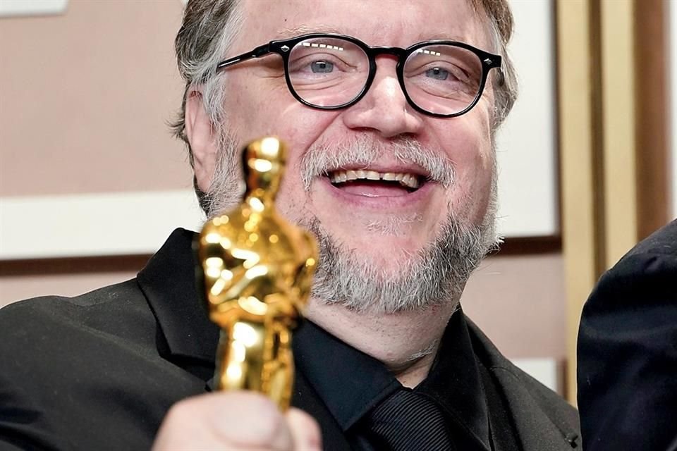 Guillermo del Toro, tras su triunfo en los Óscar, pidió a los latinos que se apoyen entre sí, para que haya más oportunidades en el medio.