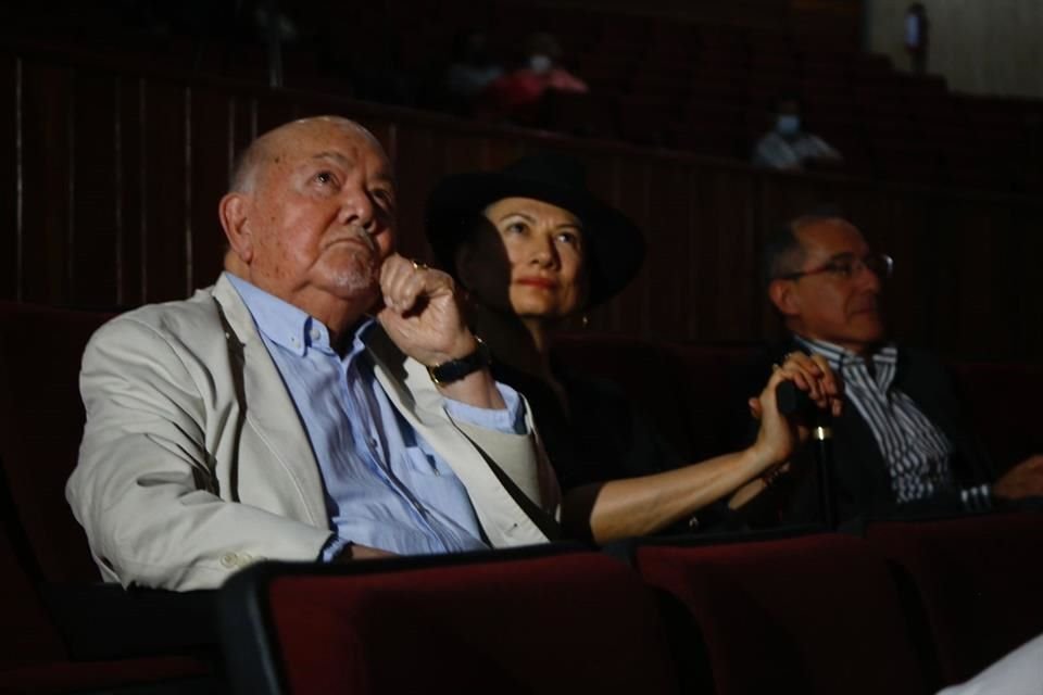 El actor Sergio Corona acudió al homenaje en el Teatro San Jerónimo.