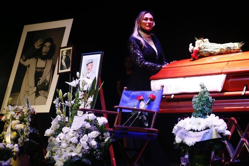 La actriz Aracely Arámbula se presentó al homenaje donde escoltó por unos momentos los restos del histrión.
