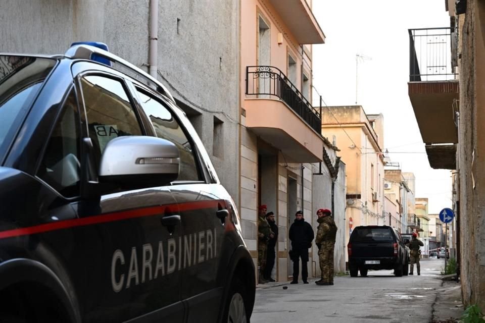 Policías resguardan una residencia de Matteo Messina Denaro en enero del 2023.