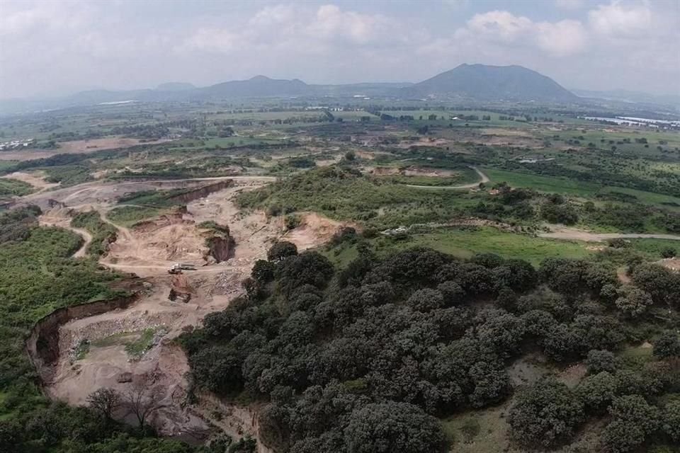 La zona donde se encontró a personas extrayendo material ilegalmente es cercana a donde incendiaron con llantas.