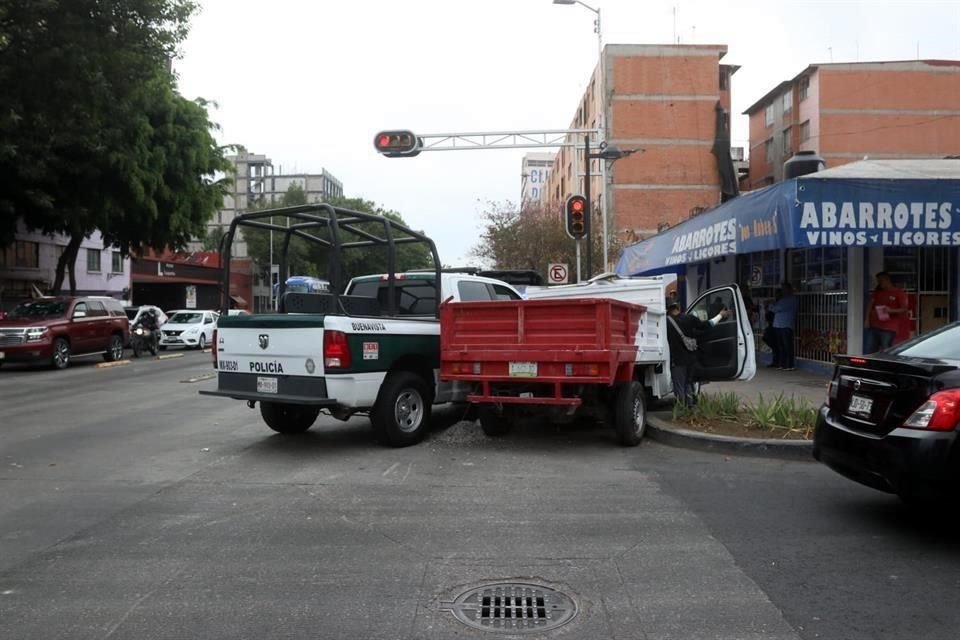 Una patrulla del Sector Buenavista y una camioneta chocaron en la Colonia Guerrero, Alcaldía Cuauhtémoc, sin dejar heridos.