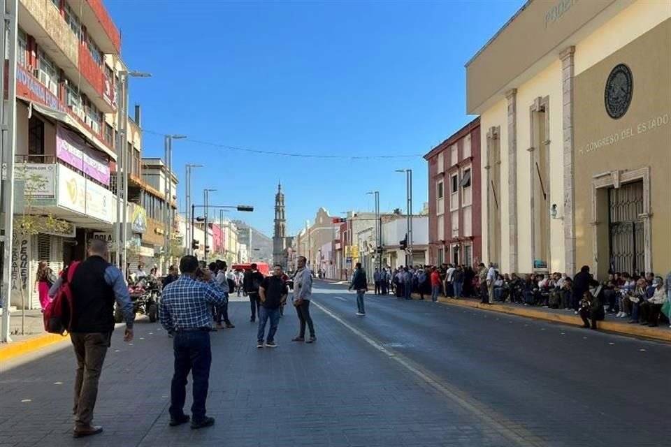 Trabajadores en activo del Sutsem, así como jubilados y pensionados, tomaron desde las 6:00 horas el Congreso de Nayarit para evitar una sesión presencial.
