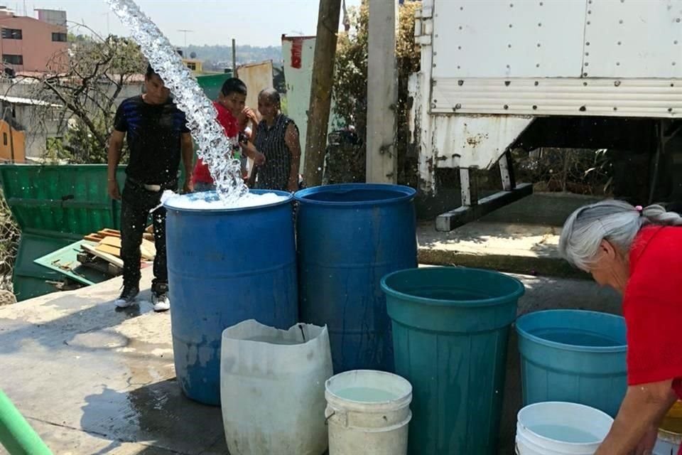 'Hoy hubo un problema particular. Justo para las alcaldías del norte, se impactó un camión en una red de conducción de agua potable de Conagua, que trae agua de Barrientos, y eso disminuyó el caudal del tramo', explicó.  