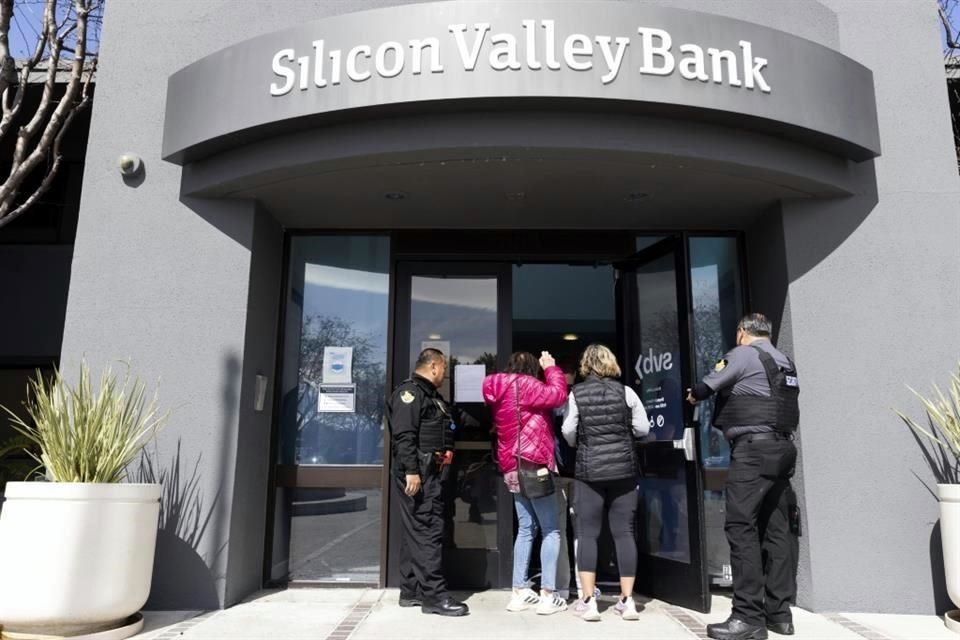 El gobierno de Estados Unidos intervino el domingo para asegurar los fondos para que los depositantes los retiraran del Silicon Valley Bank después de su colapso. Decenas de personas esperaban en fila afuera del banco para retirar fondos.