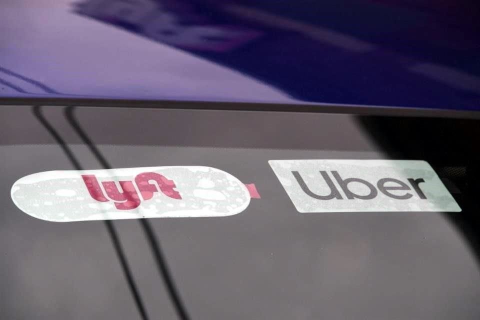 Los conductores de Uber y Lyft pueden ser tratados como contratistas independientes en lugar de empleados.