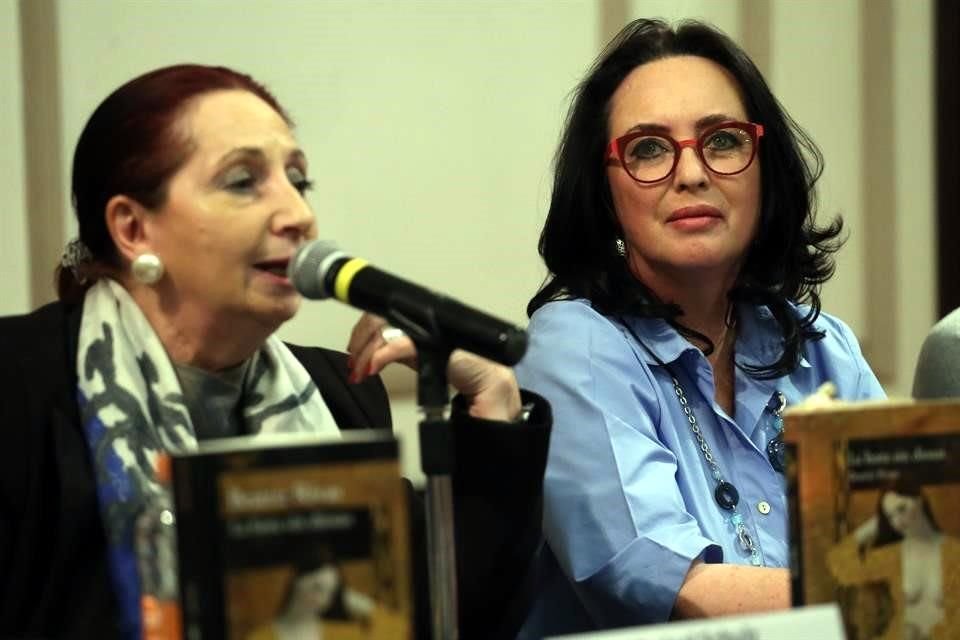 La directora de la FIL de Guadalajara Marisol Schulz y la escritora Beatriz Rivas durante la charla en la Casa Universitaria del Libro.