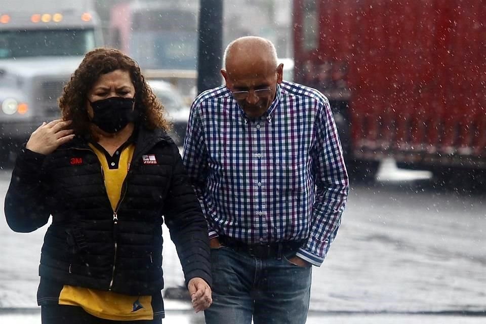 Se observan nubes asociadas a lluvias ligeras y chubascos en el oriente, poniente y sur de la Ciudad, señaló la Secretaría de Gestión integral de Riesgos y Protección Civil (SGIRPC).  