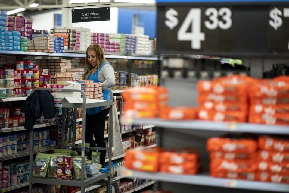 Los precios al consumidor en EU se desaceleraron en febrero, pero permanecen en niveles altos.