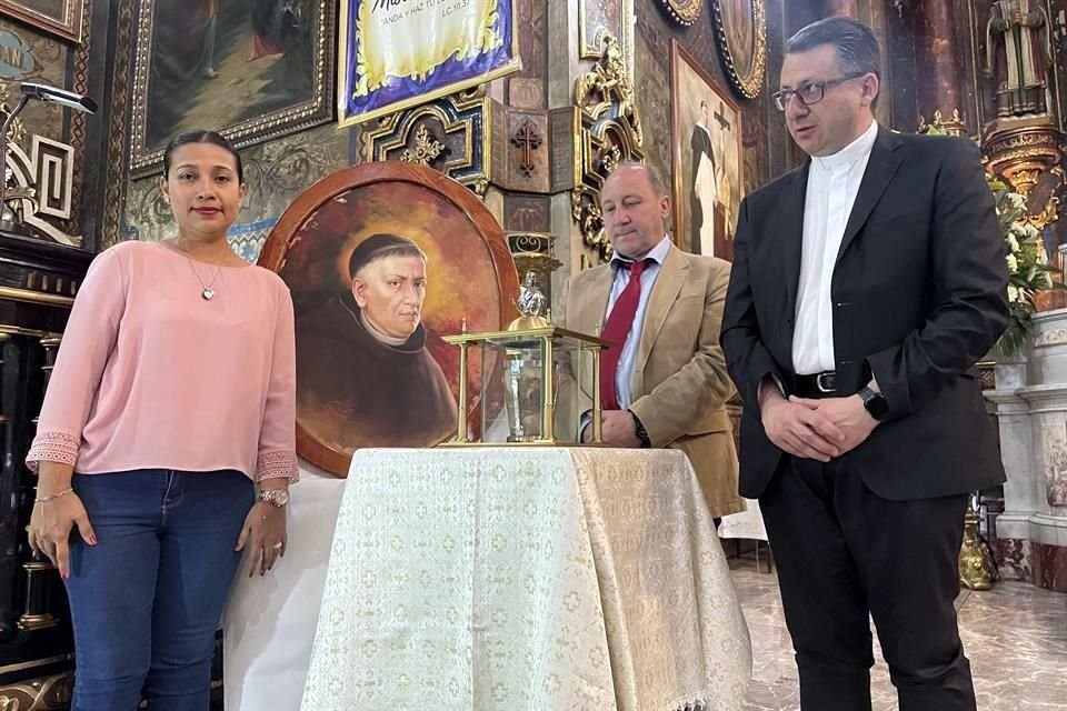 Ellya Margarita Robles Galindo, Fernando Alcalde y Alfredo Lanchero, con la reliquia del corazón de Fray Antonio Alcalde en el Santuario de Guadalupe.