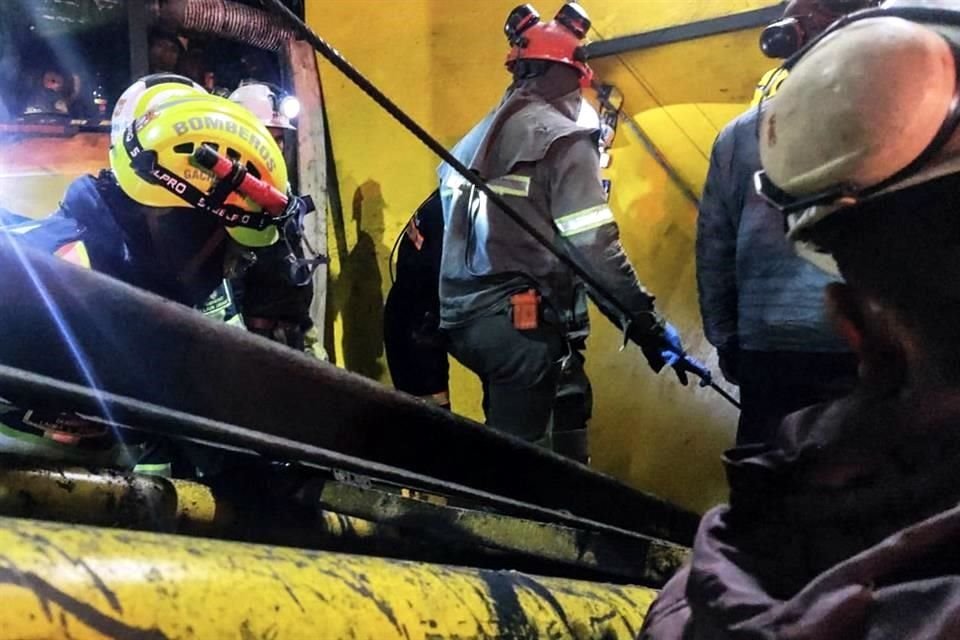 Al menos 11 personas murieron y 10 siguen atrapadas después de una explosión en el interior de un túnel de una mina de carbón en Colombia.