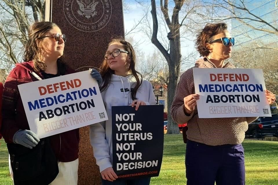 Defensores del derecho al aborto se reúnen frente al Palacio de Justicia y Edificio Federal J Marvin Jones en Amarillo, Texas.