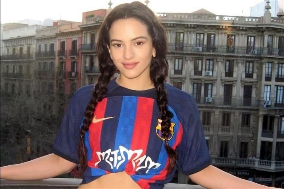 El FC Barcelona presentó una camiseta con el logotipo de Motomami, nombre del álbum de Rosalía, que utilizarán en el clásico.