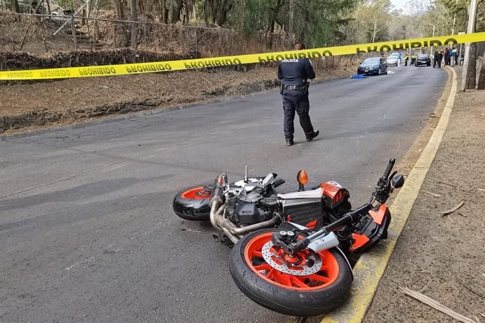 Según versiones de testigos, los jóvenes circulaban a alta velocidad y competían con otro motociclista.