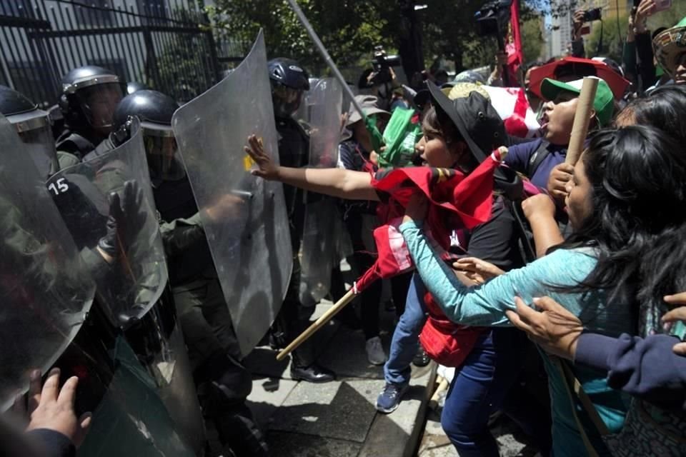 Manifestantes chocan con la Policía que pretende   durante en La Paz, Bolivia. (Ilustrativa)