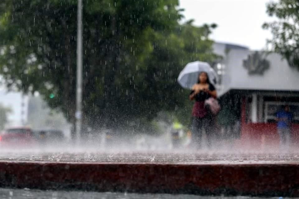 La ligera lluvia que cae esta tarde en el AMG recae dentro de los parámetros históricos que se consideran normales de precipitación en la Ciudad.