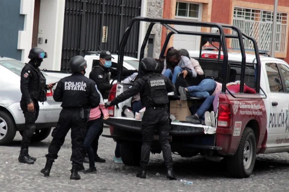 Normalistas detenidas ayer en Puebla.