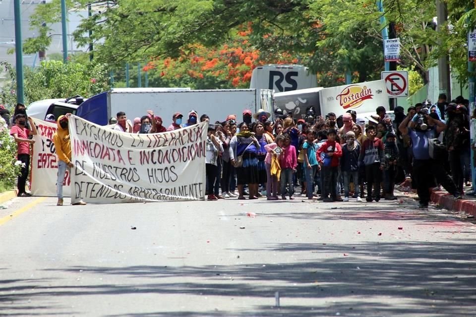 Inconformes exigiendo el lunes pasado la liberación de los normalistas en Tuxtla Gutiérrez, Chiapas.