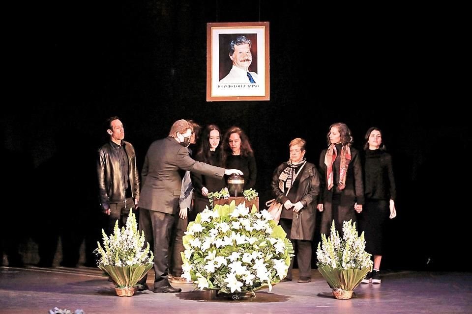 Las cenizas del actor fueron escoltadas por familiares, amigos y cologas de la ANDA en un tributo a su memoria en el Teatro Jorge Negrete.