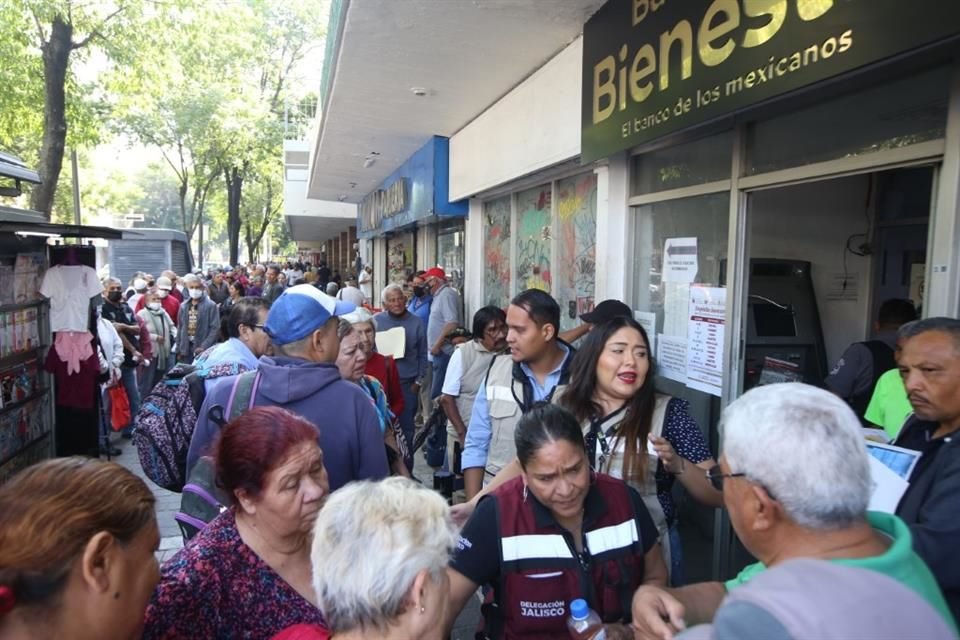 Adultos mayores hacen fila de cuadra y media para el cajero del Banco del Bienestar ubicado en Avenida Juárez, casi esquina con Calle Enrique González Martínez.