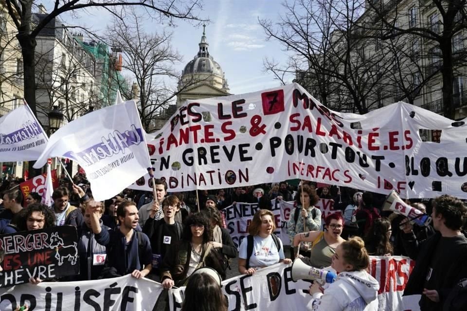 Estudiantes gritan consignas durante una manifestación contra el plan del gobierno de elevar la edad de jubilación a 64 años.