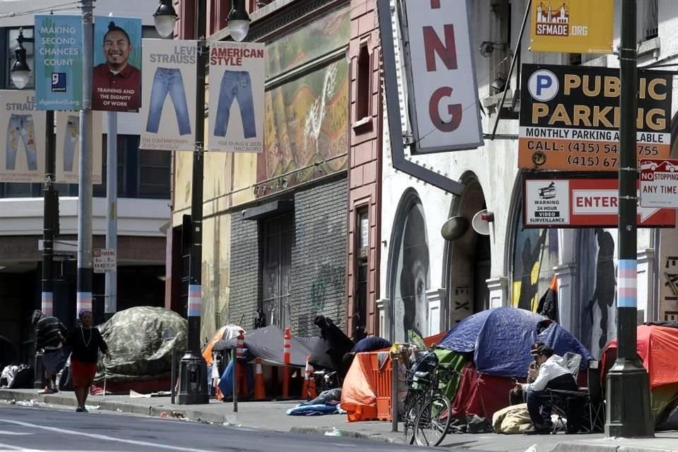 Tiendas de campaña bordean una acera en Golden Gate Avenue en San Francisco.