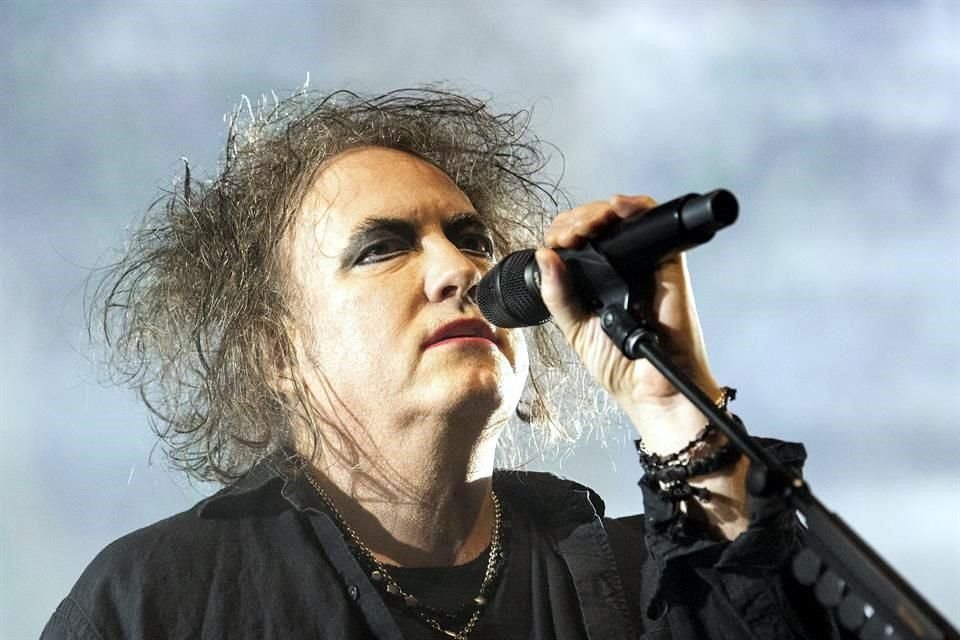 Robert Smith, vocalista de The Cure, criticó a Ticketmaster por ofrecer los boletos de su concierto a precios exagerados.