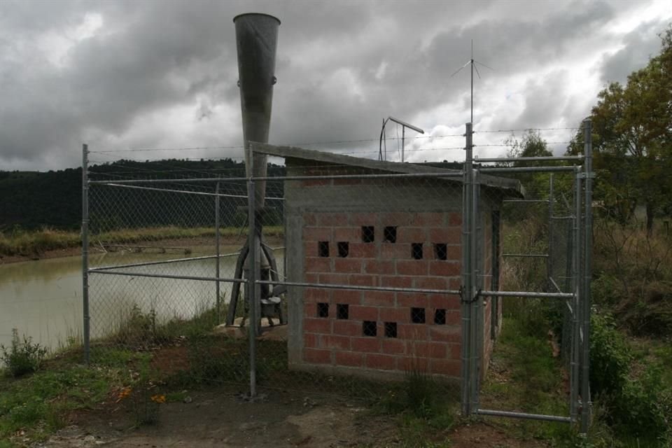 Los cañones antigranizo se utilizan en cultivos para dispersar nubes con amenaza de granizo.