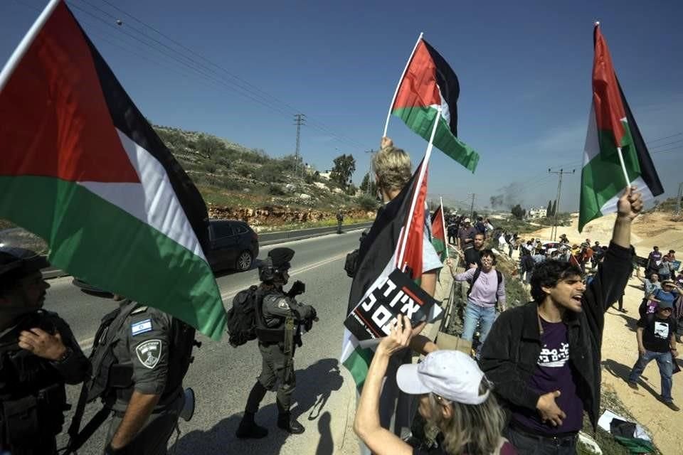 Policía israelí impide que cientos de activistas de izquierda israelíes realicen un acto solidario en una población palestina que colonos judíos extremistas incendiaron cerca de Hawara, Cisjordania.