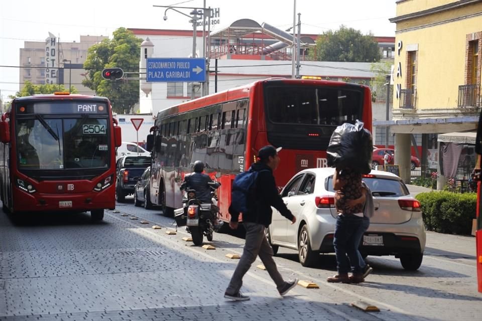 Desde la Alameda Central hasta Mixcalco el carril confinado es usado por automovilistas y motociclistas, quienes avanzan a altas velocidades.