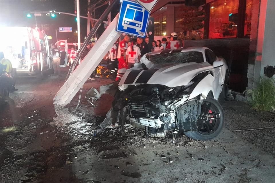 Dos adolescentes resultaron lesionados la noche del viernes, después de protagonizar un fuerte choque en la zona de Puerta de Hierro, en Zapopan.