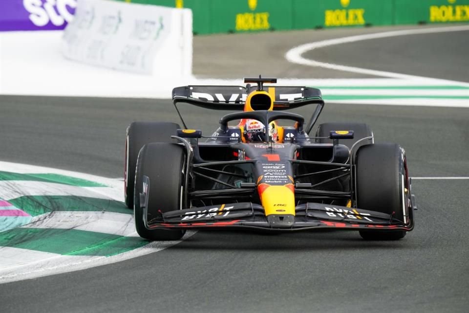 Max Verstappen dominó todas las sesiones de prácticas en Arabia Saudita.