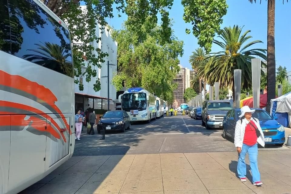 Los autobuses de turismo transportaron simpatizantes del Presidente de estados como Chiapas, Sinaloa y Coahuila.