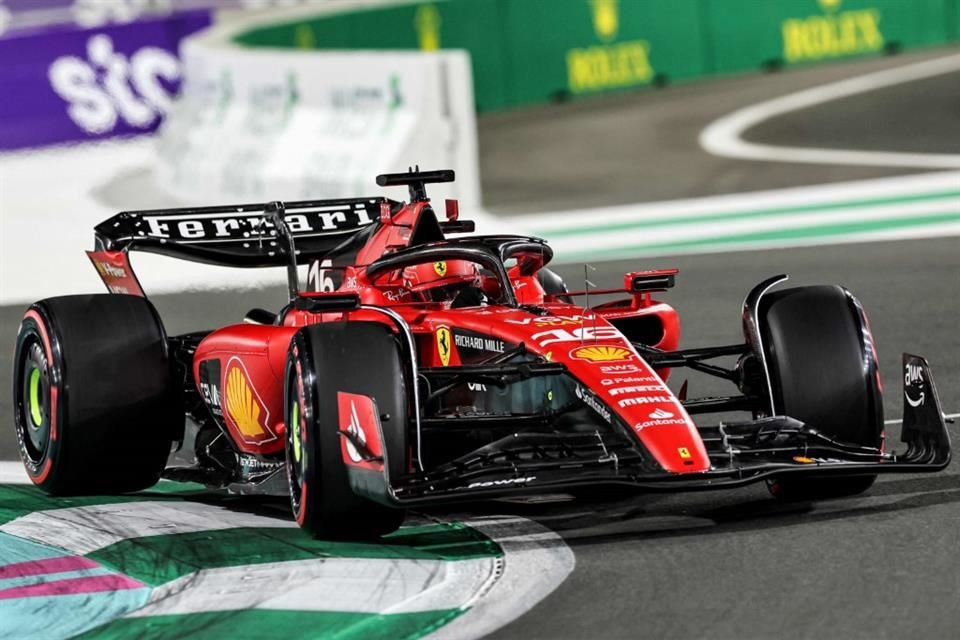 El Ferrari de Charles Leclerc en acción.