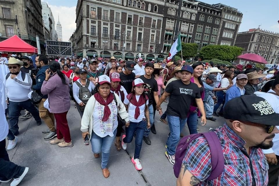 Morenistas llegaron al Zócalo para mitin del Presidente desde temprano.