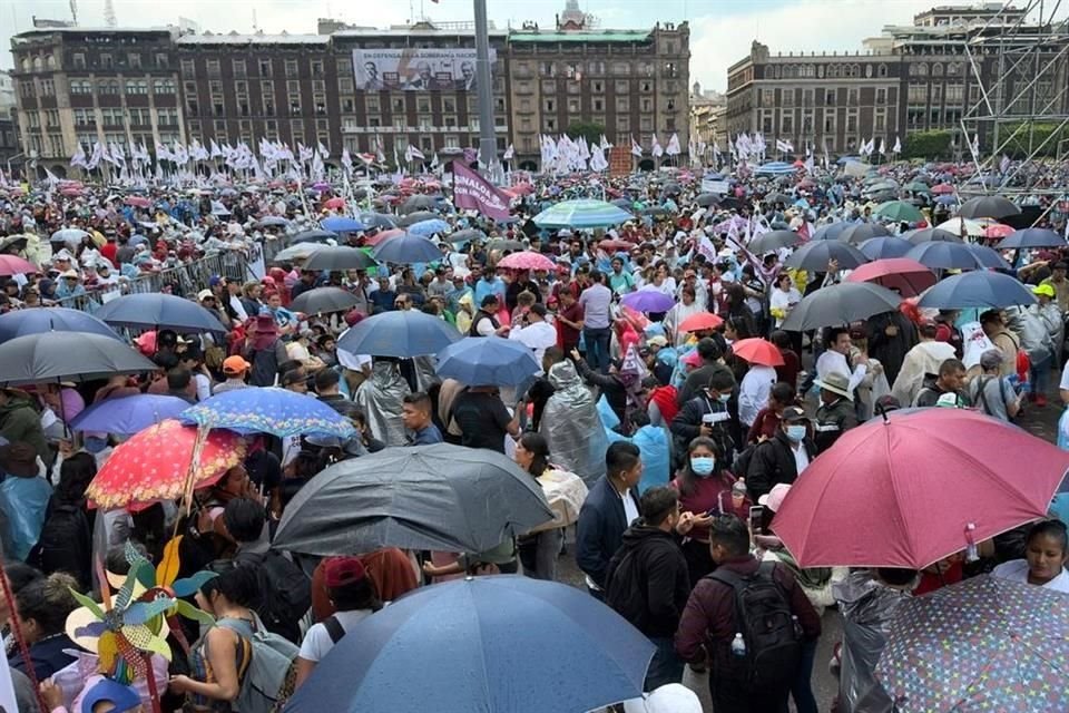 Una leve lluvia cae en la CDMX mientras simpatizantes esperan mensaje de AMLO, previsto a las 17:00 horas.