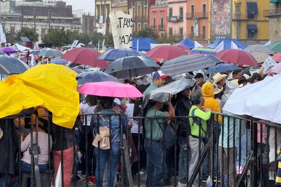 Algunos asistentes compraron impermeables de plástico de vendedores ambulantes en el Zócalo.