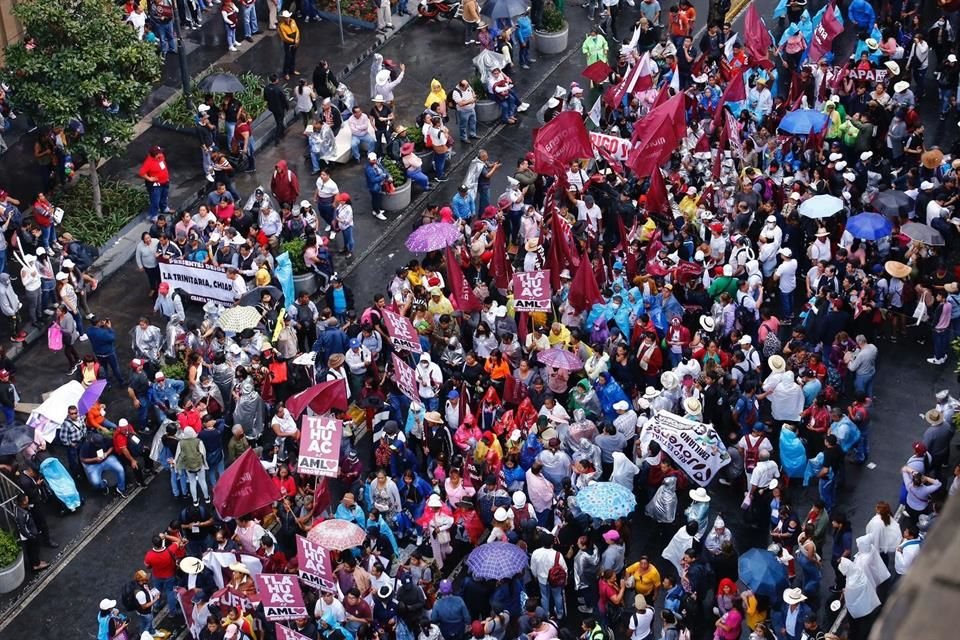 Más simpatizantes morenistas se apresuraban para alcanzar un lugar en la Plaza de la Constitución.