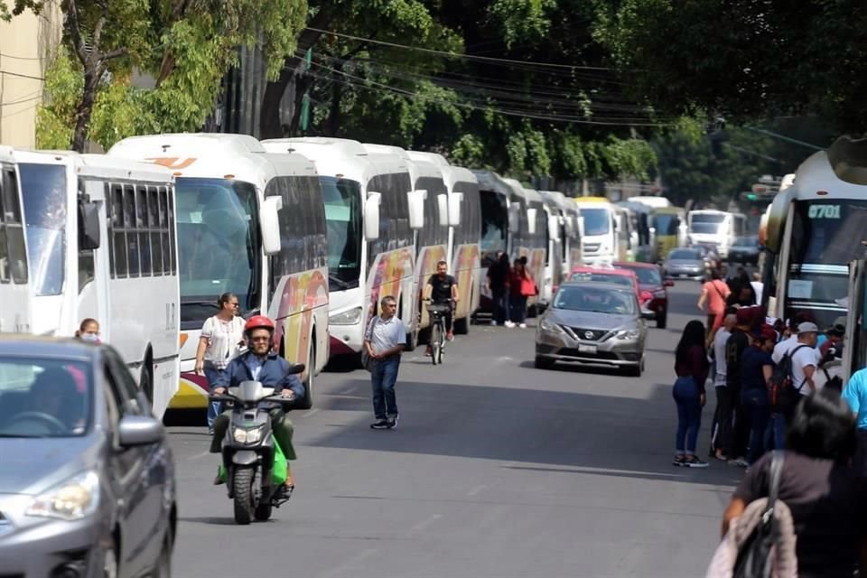 Desde muy temprana hora, decenas de camiones procedentes de otros estados arribaron a la zona cercana al Zócalo.