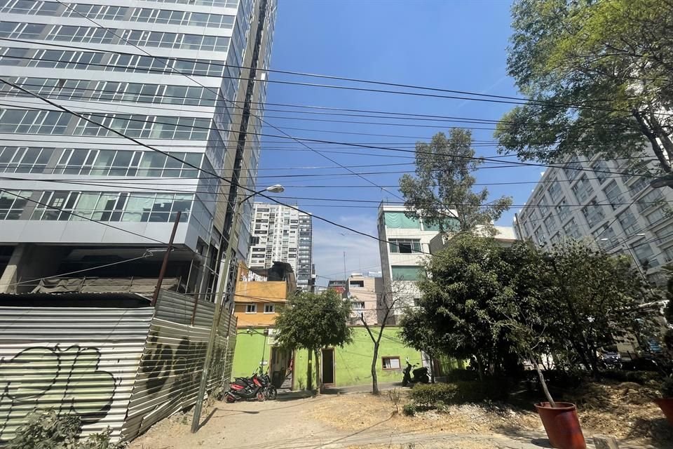 En la Cerrada de Lago Andrómaco 32, en la Colonia Granada, una vecindad de 70 años de antigüedad sobrevive entre los edificios de hasta 19 pisos que hay en los alrededores.