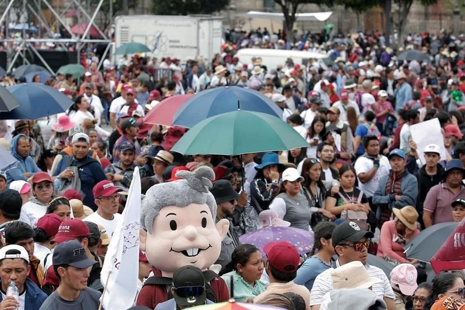 Pese a la ligera lluvia, los asistentes no se movieron de sus lugares.