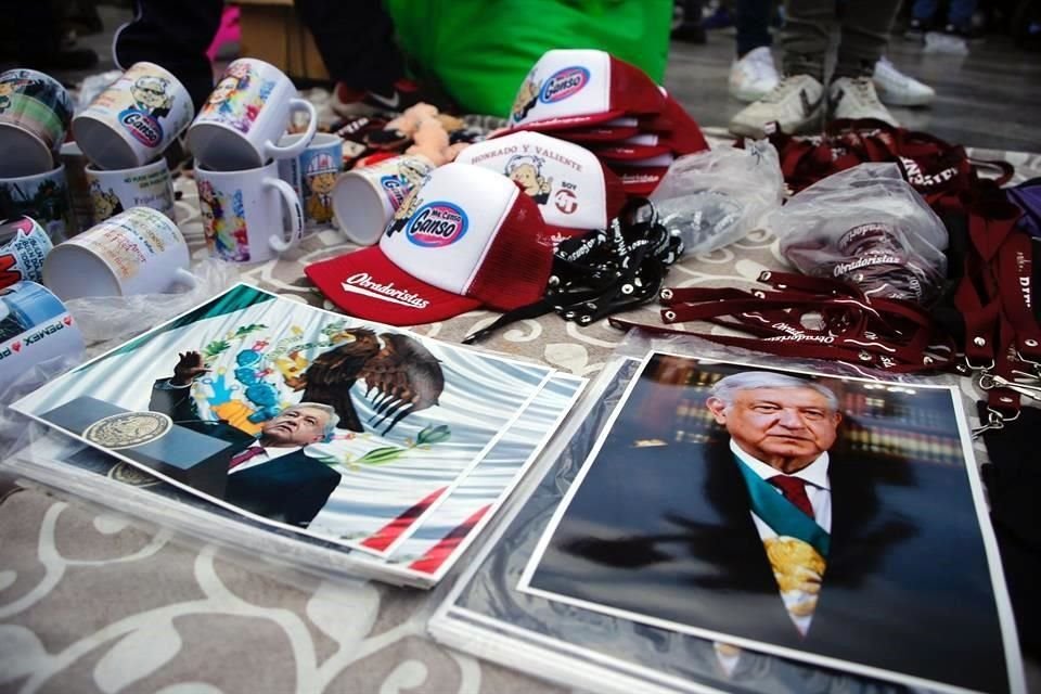 Tazas, gorras, fotografías y otros souvenirs fueron ofertados en la zona.