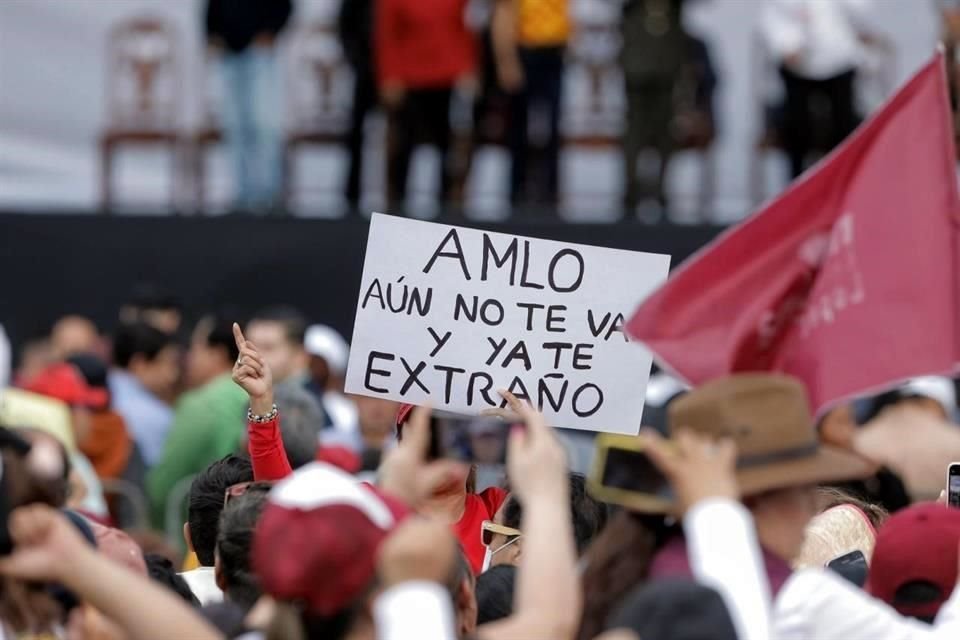 Entre la multitud, se levantaron cartulinas y lonas con distintos mensajes dirigidos al Mandatario federal.