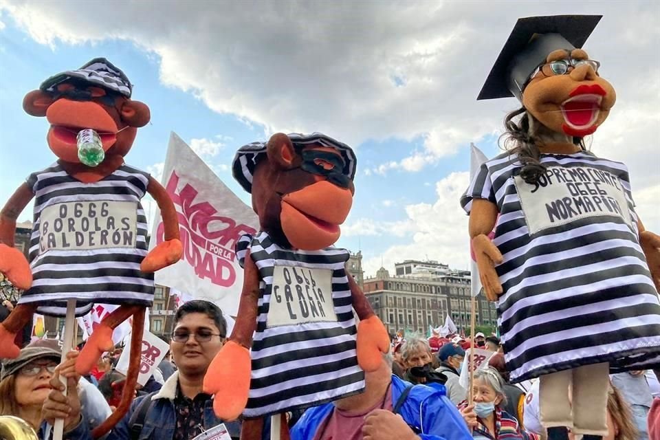 Los nombres de Felipe Calderón, Genaro García Luna y Norma Piña fueron colocados al frente de marionetas que alzaron entre la multitud.