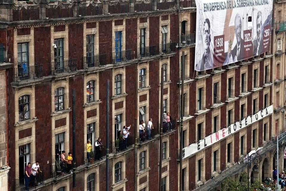 Frente al templete donde el Presidente daba discurso, fue colocada una manta con la leyenda 'El INE no se toca'.