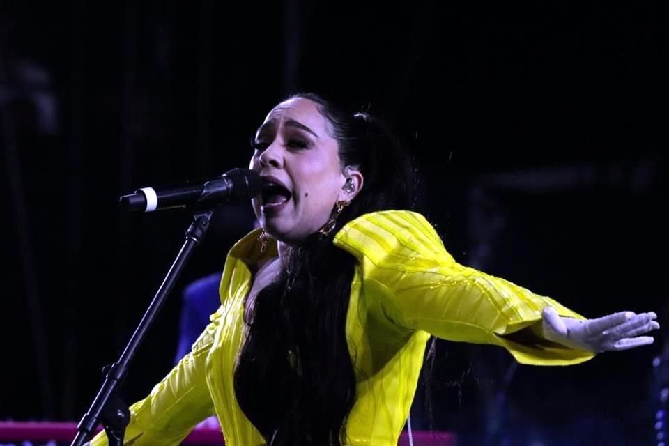 Carla Morrison lucía un outfit amarillo fosforescente con obtain negro que destacaba sus facciones.