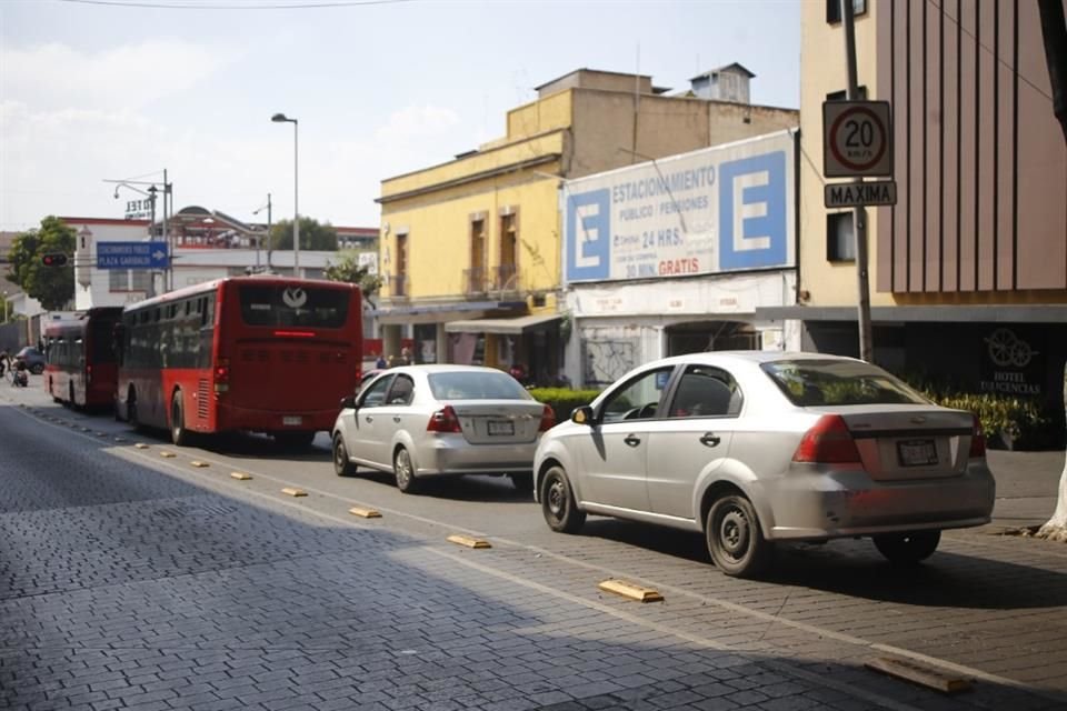 En las líneas del Metrobús, como la 4, automovilistas ingresan al carril confinado sin ser multados.